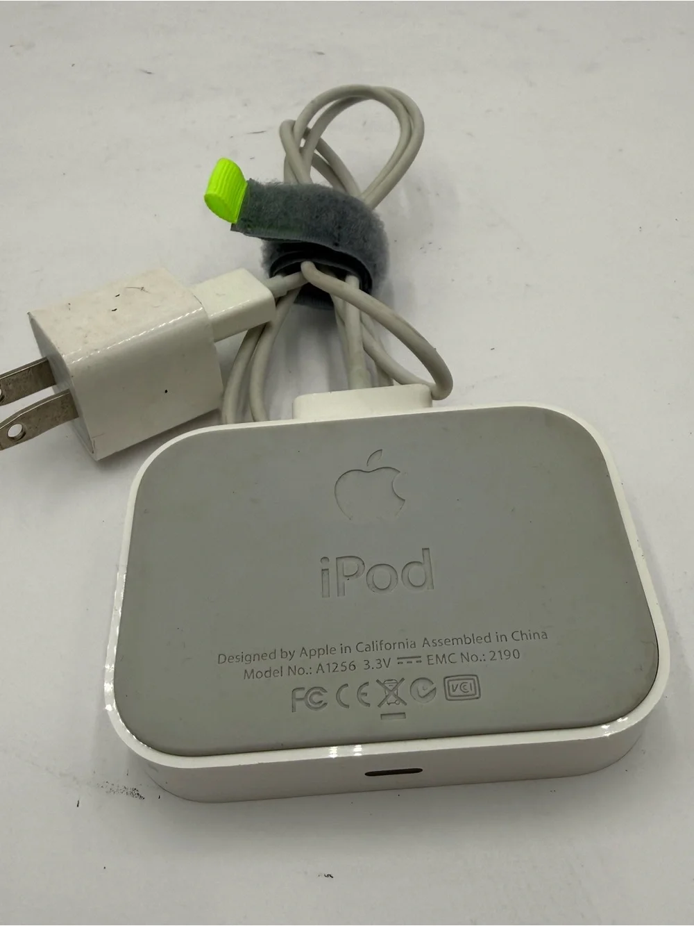 E4 Apple iPod Charging Cradle Dock A1256 White 30-Pin Connector for iPod